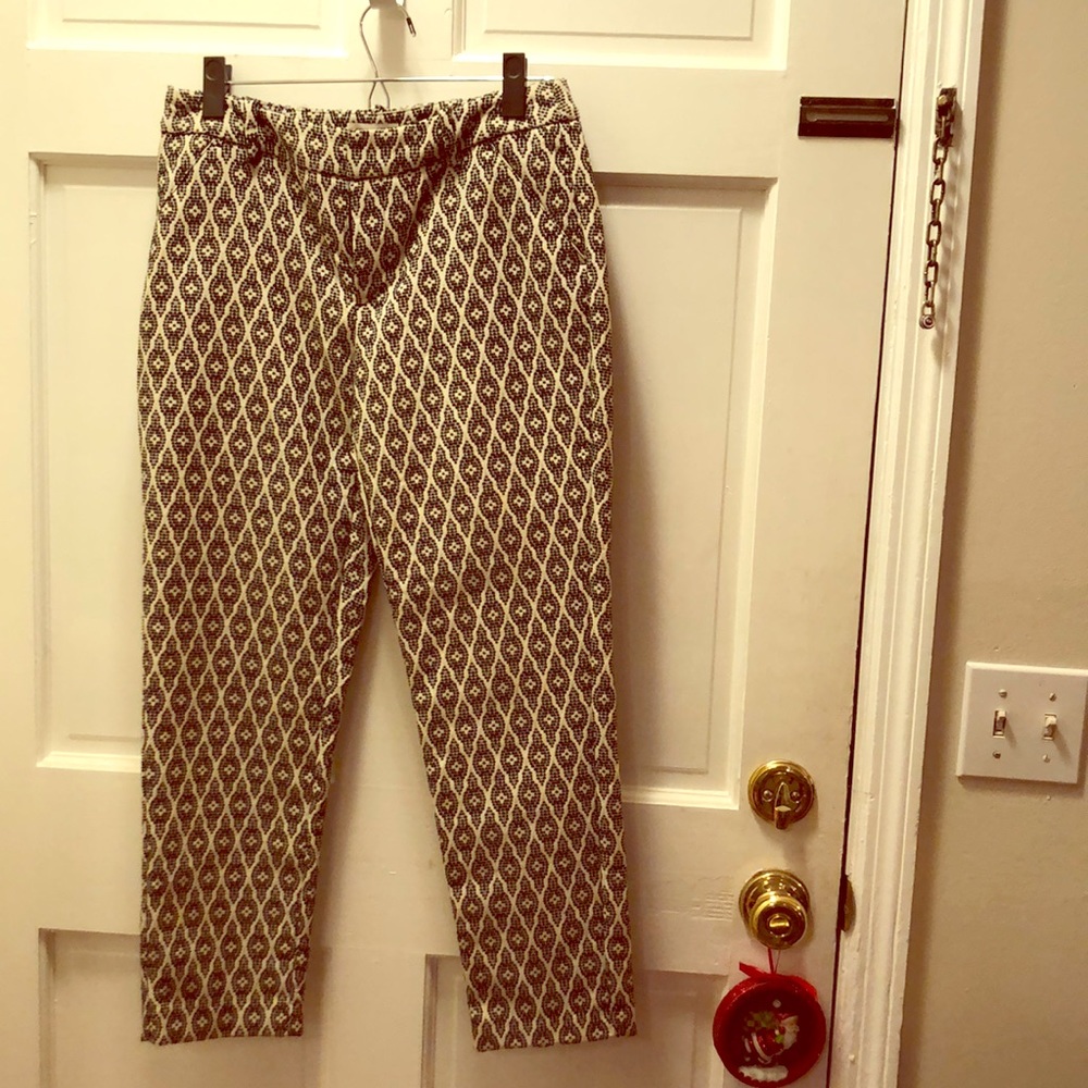 Super cute black and ivory ankle pant